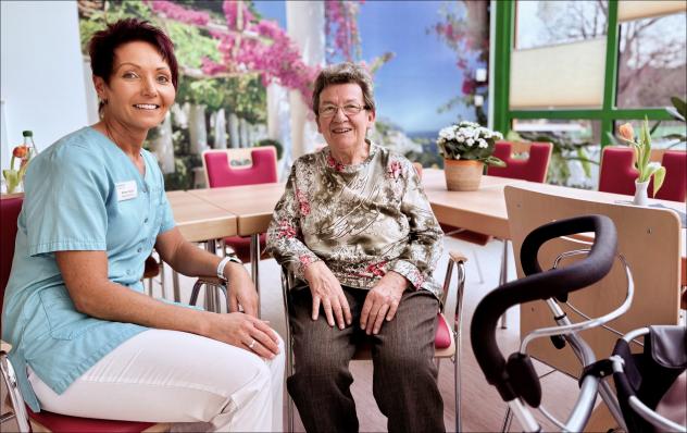 Seniorin Edith Linke fühlt sich beim Team um Doreen Haufe wohl, die die Tagespflege der Diakonie in Zwönitz seit fünf Jahren leitet. © Anna Neef