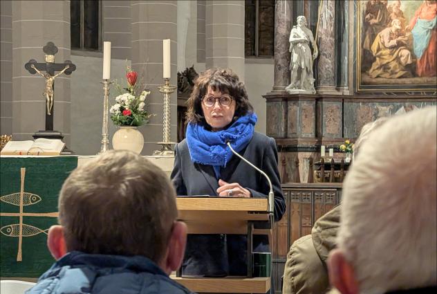 Trotz eisiger Kälte kamen viele Gäste in den Bautzener Petridom, um von der Journalistin und Osteuropa-Expertin Sabine Adler Einschätzungen zur Friedensperspektive im Krieg Russlands in der Ukraine zu hören. © Carmen Schumann