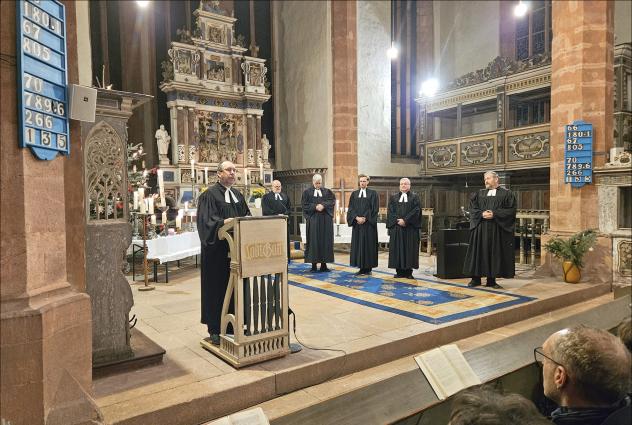 Der Superintendent des Kirchenbezirks Leipziger Land, Jochen Kinder (l.), hat die Pfarrer des neuen Kirchspiels Geithain-Frohburg-Lunzenau im Vereinigungsgottesdienst für ihren neuen Dienst gesegnet. © Astrid Sonntag