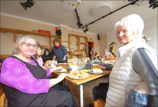 Nette Tischgesell- schaften, gutes Essen: Jutta Hampel (l.) und Rita Streubel gehören zum Stamm der Grimmaer »Tischlein deckt sich«-Gäste. © Roger Dietze
