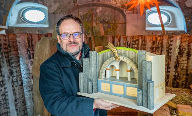 Pfarrer Stephan Schmidt-Brücken hält das Modell des »Erzählberges«. So soll künftig die Bergmeisterkapelle um ihn herum gestaltet werden, um verschiedene biblische und lokale Szenen zu präsentieren.