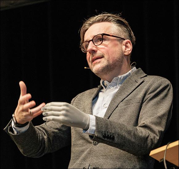 Bertolt Meyer demonstriert mit seiner Armprothese die Entwicklung.