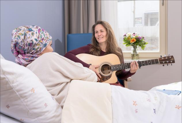 Die Leipziger Liedermacherin und Sterbebegleiterin Nadine Maria Schmidt erarbeitet mit Menschen im Diakonie Hospiz Leipzig persönliche musikalische Denkmale.Foto: Kay Zimmermann