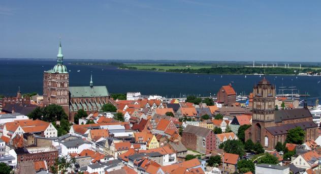 Stralsund mit Nikolaikirche (links)