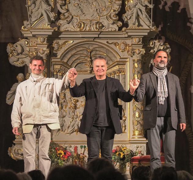 Als „Nathan on Church“ ist Lessings „Nathan“ als Live-Hörbuch in dessen Taufkirche zu erleben, es liest der Schauspieler Tom Quaas (Mitte).