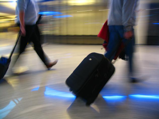 Menschen Koffer Flughafen 
