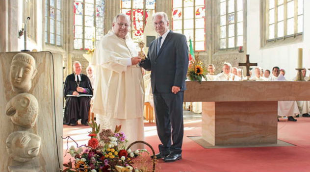 Neubau: Nach 500 Jahren ist in Magdeburg wieder ein Kloster eingeweiht worden. Ministerpräsident Reiner Haseloff (CDU, r.), Prior Clemens Dölken, im Hintergrund EKM-Regionalbischof Johann Schneider beim Festgottesdienst. © Oliver Gierens Neubau: Nach 500 Jahren ist in Magdeburg wieder ein Kloster eingeweiht worden. Ministerpräsident Reiner Haseloff (CDU, r.), Prior Clemens Dölken, im Hintergrund EKM-Regionalbischof Johann Schneider beim Festgottesdienst. © Oliver Gierens