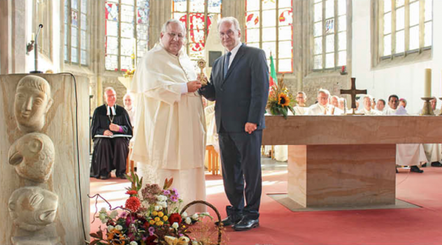 Neubau: Nach 500 Jahren ist in Magdeburg wieder ein Kloster eingeweiht worden. Ministerpräsident Reiner Haseloff (CDU, r.), Prior Clemens Dölken, im Hintergrund EKM-Regionalbischof Johann Schneider beim Festgottesdienst. © Oliver Gierens