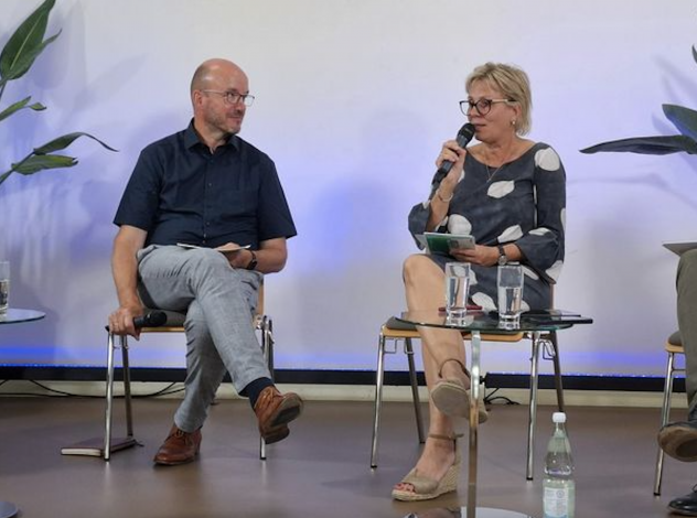 Landesbischof Tobias Bilz mit Barbara Klepsch während der Gesprächsreihe mit Spitzenkandidatinnen und -Kandidaten zur Wahl © Evangelische Akademie