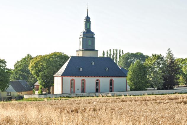 Die Dorfkirche von Ebersgrün ist der Heiligen Maria Magdalena gewidmet. Im Volksmund hat sich der Name »Kreuzkirche« eingebürgert, da sie bis zu einem schweren Unwetter im 19. Jahrhundert mit einem besonders schönen Giebelkreuz versehen war.