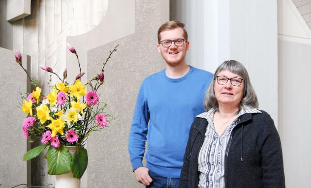 Freude am Ehrenamt: Dorothea Tschubert und Tim-Benedikt Attow engagieren sich ehrenamtlich in der Paulusgemeinde Leipzig-Grünau. © Birgit Pfeifer