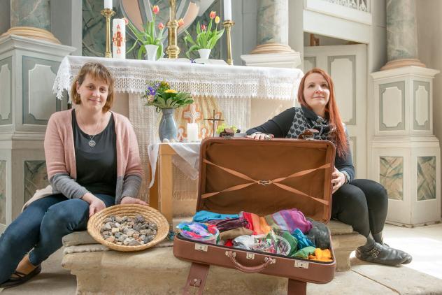 Besonderes Engagement in der Kirche Schmannewitz: Christiane Fleischmann und Marie Dietrich-Streubel mit ihrem Koffer voller Utensilien. © Thomas Barth 