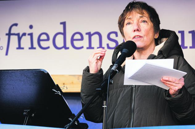 Im (Un-)Ruhestand: Margot Käßmann will anlässlich des 65. Geburtstages kürzer treten. Ihr Friedensengagement – wie auf der Kundgebung gegen Waffenlieferungen im Februar in Bonn (Foto) – bleibt ihr wichtig. Foto: epd-bild/Meike Boeschemeyer