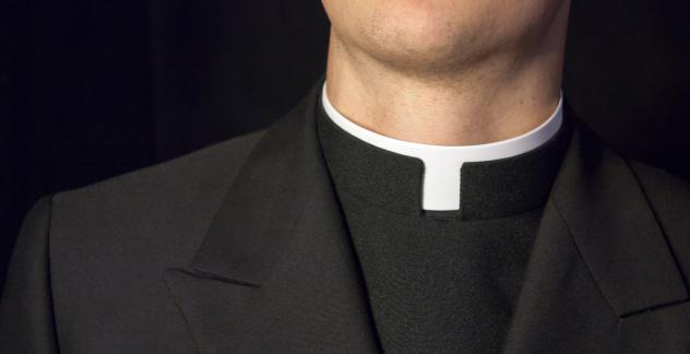 Eine Pro- und Kontra-Debatte zur Frage, ob Pfarrerinnen und Pfarrer im Alltag ein Kollarhemd tragen sollten