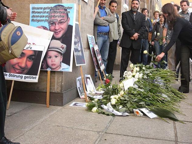 Ehrendes Gedenken für die Tote am Dresdner Rathaus 2009