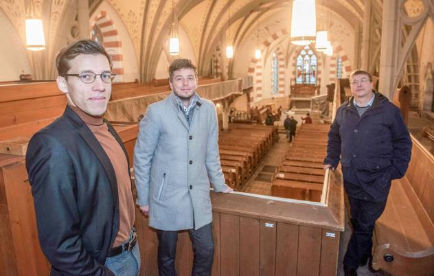 Auf der Empore der Kirche Dresden-Briesnitz stehen (v. l.) Kantor Jonathan Auerbach, Matthias Zöbisch und Pfarrer Steffen Brock. © Dietrich Flechtner