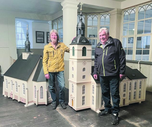 Manfred Schmidt (l.) und Jörg Ißermann haben die Kirchenmodelle der Waldheimer Gotteshäuser nachgebaut. Nun erhalten die Kunstwerke aus Holz einen Ausstellungsraum in der Stadtkirche direkt unter der Orgel. © K. Rudolph