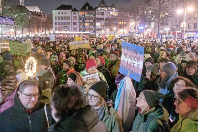 Mehrere zehntausend Menschen sind am 16. Januar in Köln gegen Rassismus auf die Straße gegangen. © epd-bild/Guido Schiefe