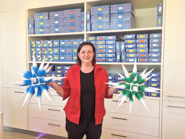 Jana Lorenz vom Verkauf der Herrnhuter Sterne GmbH präsentiert die neuen Sterne anlässlich »100 Jahre Patent«. Jana Lorenz vom Verkauf der Herrnhuter Sterne GmbH präsentiert die neuen Sterne anlässlich »100 Jahre Patent«.