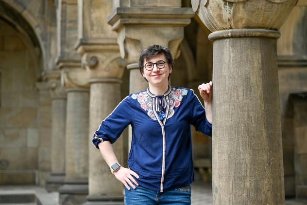 Dr. Laura Toma vor der Versöhnungskirche Dresden- Striesen – sie unterstützt die Kirchenmusik der Gemeinde. Auch die Website www.kirchgemeindedresden-blasewitz.de/kirchenmusik gestaltet sie mit. © Steffen Giersch