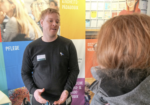 Studienberater Florian Bogner spricht mit einer jungen Interessentin. © T. Gärtner