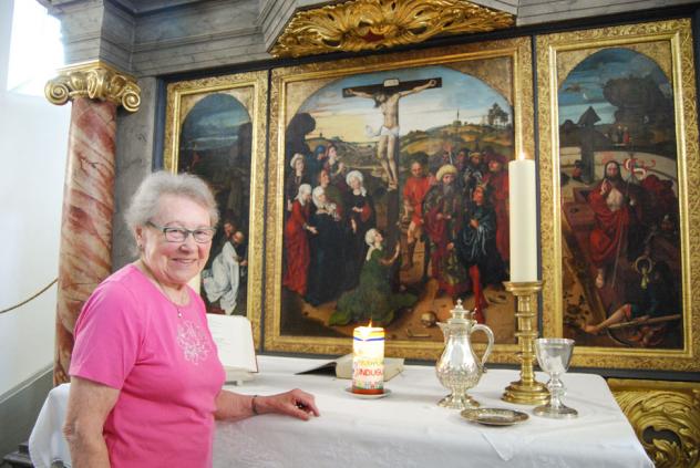 Mit Herzblut und Tatkraft für die Marienkirche Leipzig-Stötteritz aktiv: Gisela Gusinde ist die »gute Seele«  der Gemeinde. Auch die Abendmahlsgeräte putzt sie regelmäßig. © Birgit Pfeiffer 