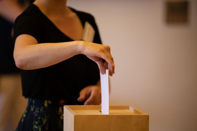 Sechs verschiedene Wahlvorgänge hat die 28. Landessynode auf ihrer ersten Sitzung zu absolvieren - ein Wahlmarathon. Foto: evlks Wahlurne, Landessynode