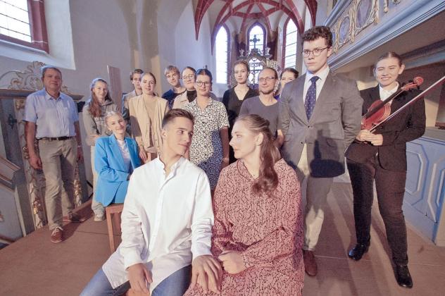 Theater in der Kirche: Die Brandiser Kirchen-Theater gruppe hat sich in diesem Jahr an Fontanes Gesellschaftsroman »Effi Briest« gewagt. © Roger Dietze