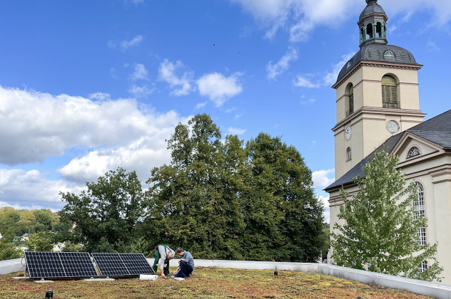 Solarmodule auf dem Dach des Kirchgemeindehauses Waldheim © Kirchgemeinde Waldheim