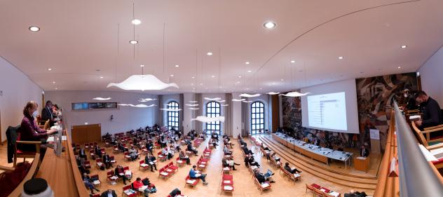 Blick von der Empore auf die Haushaltberatungen der Landessynode im Haus der Kirche in Dresden. Foto: EVLKS Synode Dresden