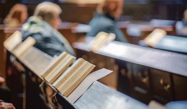 Gesungener Glaube: Lieder aus dem Evangelischen Gesangbuch gehören seit Generationen zum Gottesdienst. Sie sind gelebter Glaube. © epd-bild/Tim Wegner