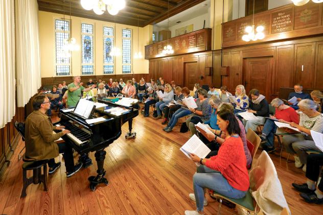 Alles Tango! – Der gemischte Chor beim Proben für die ungewöhnliche Messe. Alles Tango! – Der gemischte Chor beim Proben für die ungewöhnliche Messe.