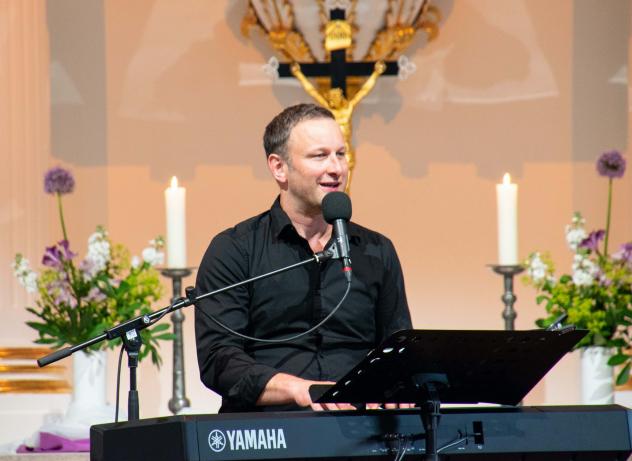 Liedermacher Andi Weiss aus Bayern spielte und sang zum Konzertgottesdienst in der Kirche Thalheim. Foto: Diakonie Erzgebirge Andi Weiss, Konzert, Kirche