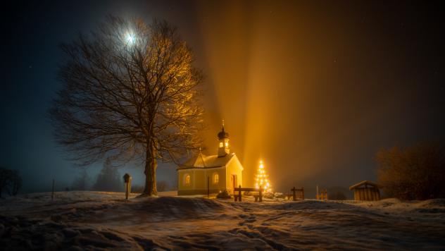 Kirchen öffnen ihre Türen zu Weihnachten in Sachsen Winter Schnee