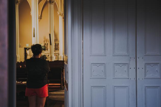 Rückkehrer Kirche Tür offen Frau