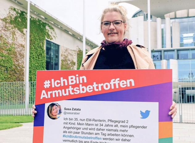 Armut ist ein Problem , das immer präsenter wird. Betroffene Sasa Zatata demonstrierte im Juni      in Berlin für mehr Unterstützung. Die Aktionen werden gebündelt unter < www.ichbinarmutsbetroffen.de >. © epd-bild/Maria Wagner