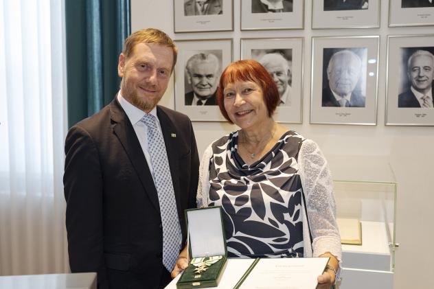 Ministerpräsident Michael Kretschmer ehrte Gerlinde Rohr mit dem Sächsischen Verdienstorden.