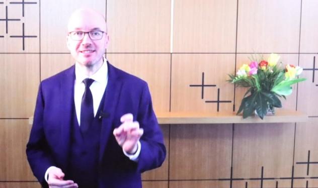 Landesbischof Tobias Bilz während seines Bischofsberichts vor der digitalen Landessynode. evlks/Screenshot Landesbischof Tobias Bilz