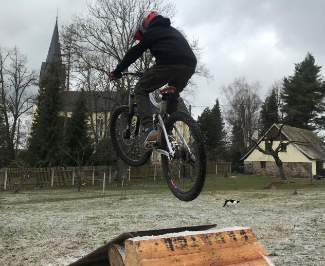 Im Pfarrgarten in Beiersdorf (Kirchenbezirk Zwickau) soll das missionarische Projekt Bikepark entstehen. Foto: Kirche die weiter geht