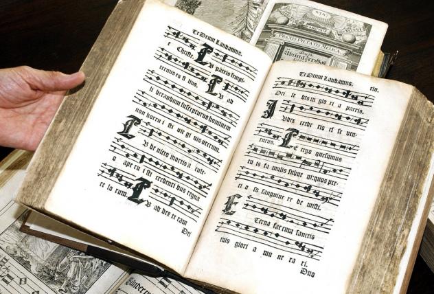 Was kann heute noch gesungen werden, was ist veraltet, was kommt neu hinzu? Die Überarbeitung des Evangelischen Gesangbuches ist ein aufwendiger Prozess. Was kann heute noch gesungen werden, was ist veraltet, was kommt neu hinzu? Die Überarbeitung des Evangelischen Gesangbuches ist ein aufwendiger Prozess.