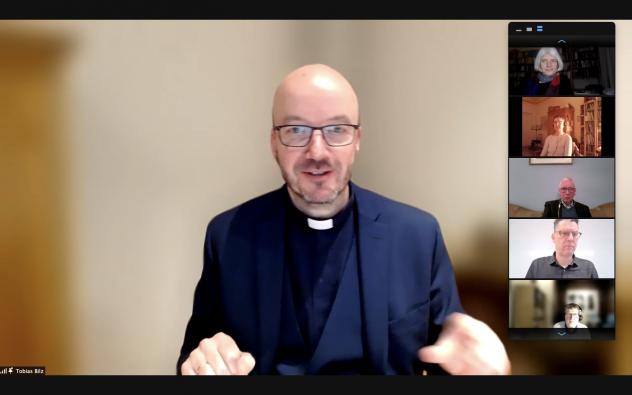 Landesbischof Tobias Bilz spricht in der Videodiskussion mit rund 120 Teilnehmern über die Kirche nach Corona. Foto: Screenshot Zoom-Meeting