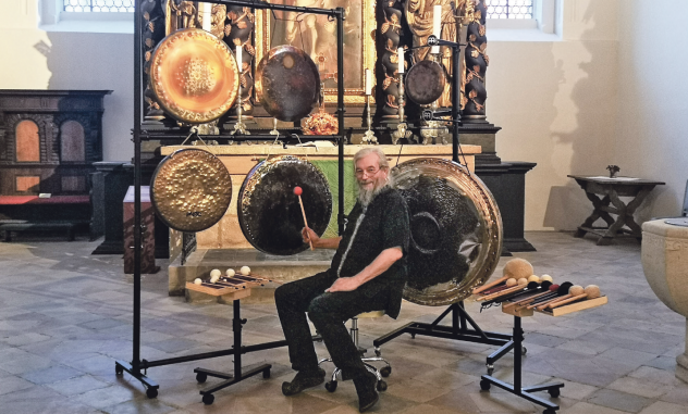 Ein Klang, der verbindet: Friedemann Vetter bildete in der Johanniskirche Zittau mit Klängen seiner Gongs den Abschluss einer künstlerischen Schöpfungsreise durch verschiedene Kirchen in Zittau. 