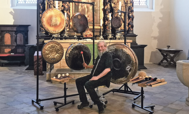 Ein Klang, der verbindet: Friedemann Vetter bildete in der Johanniskirche Zittau mit Klängen seiner Gongs den Abschluss einer künstlerischen Schöpfungsreise durch verschiedene Kirchen in Zittau.
