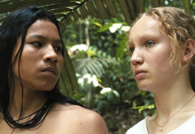 Rebecca (Helena Zengel) und Silas (Hamã Viera) sind gegen die illegale Abholzung des Regenwaldes.