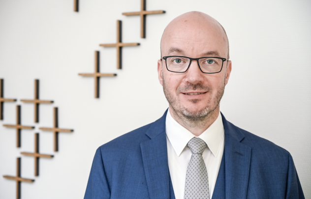 Für Sachsens Landesbischof Tobias Bilz ist die Frage nach dem Umgang mit der AfD eine Frage der Glaubwürdigkeit der Christen. Er sagt: »Wenn sich durch die neue Rechte eine ausgrenzende Weltanschauung zeigt, haben unsere Gemeinden mit der Botschaft der Liebe Gottes zu allen Menschen etwas Starkes entgegenzusetzen.« © Steffen Giersch Für Sachsens Landesbischof Tobias Bilz ist die Frage nach dem Umgang mit der AfD eine Frage der Glaubwürdigkeit der Christen. Er sagt: »Wenn sich durch die neue Rechte eine ausgrenzende Weltanschauung zeigt, haben unsere Gemeinden mit der Botschaft der Liebe Gottes zu allen Menschen etwas Starkes entgegenzusetzen.« © Steffen Giersch