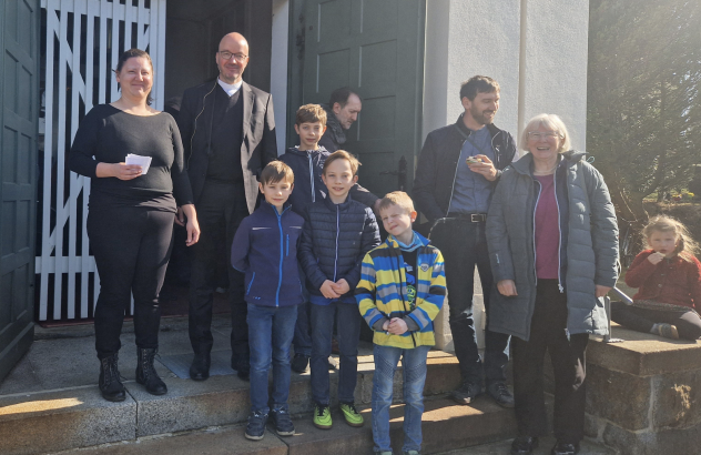 Nach dem Gottesdienst ist vor dem Gemeindedialog: Landesbischof Tobias Bilz hat die Gemeinde in Oppach besucht. © Andreas Herrmann