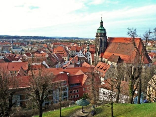 Pirna Regenbogenfahne, Marienkirche, AfD, Blick von Schloss Sonnenstein über die historische Altstadt, rechts die Marienkirche