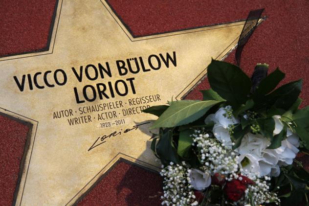 Stern für Loriot mit Blumen zum Gedenken auf dem Boulevard der Stars in Berlin, 2011