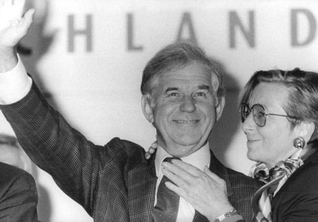 Kurt Biedenkopf mit seiner Frau Ingrid nach der gewonnenen Landtagswahl im Oktober 1990