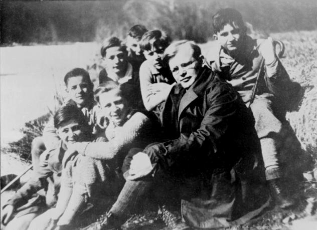Dietrich Bonhoeffer mit Konfirmanden am 21. März 1932 in Friedrichsbrunn Dietrich Bonhoeffer mit Konfirmanden am 21. März 1932 in Friedrichsbrunn